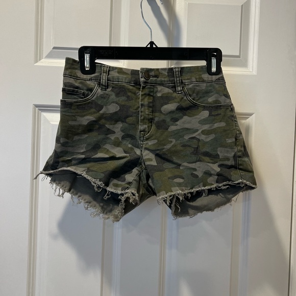 Blank NYC / Camo Shorts / Size 28 - Picture 3 of 8